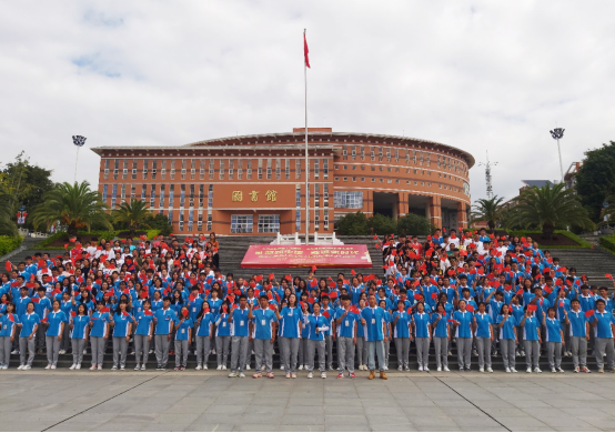 保山市“礼赞新中国 奋进新时代”国庆“同升国旗、同唱国歌”主题活动在保山中医专举行