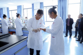 保山中医专实验中心开展化学试剂泼洒应急演练