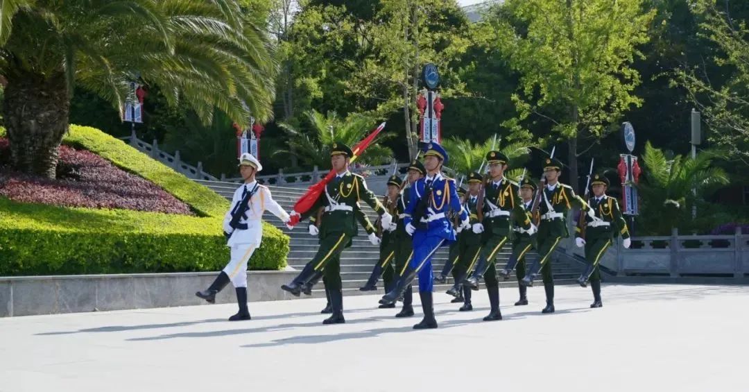 喜迎国庆 祝福祖国——保山中医专举行国庆升国旗仪式