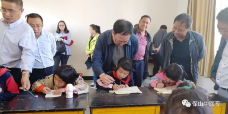 保山中医专“我为群众办实事”助力挂钩村振兴