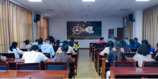 保山中医专组织收看“张桂梅思政大讲堂”第三讲