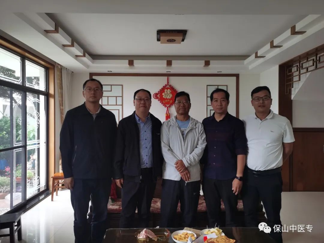 保山中医专开展重阳节慰问活动